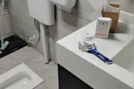 #有问题找徐师傅  花洒进水口歪了，进行一个修正改造。