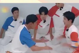 #王耀庆杨洋拍手背游戏，拍到最后，舅舅把杨洋给拍疯了视频封面