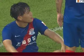 韦世豪和李运秋爆发冲突吃到黄牌，场下的秦升也被罚黄牌，本赛季还未出场过的秦升已经吃到2张黄牌了#中超 #秦升 #上海申花2比1广州队 （编辑：未央）视频封面