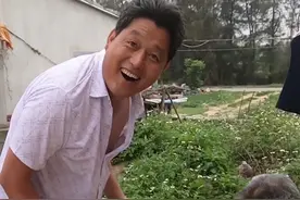 阿阳请老师傅阉割羊，祖传的手艺1分钟搞定，羊蛋割来还能做美食 #新农人计划2021视频封面