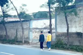 ………以后更多时候我们就拍背影吧！制作不易视频封面
