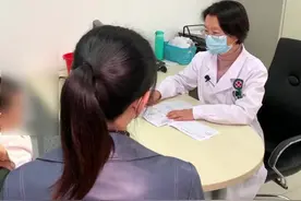 孩子缺钙的绝大多数症状其实都是谣传，多数孩子都不需要补钙，但约有20%左右孩子缺铁，原因主要是肉吃的少，吃得晚视频封面