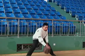 #篮球#篮球技巧 #篮球教学  你身边有这样的兄弟么？ 拒绝原地炒菜 让每一次运球具有攻击性视频封面