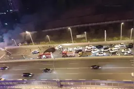 湘府路高架车辆自燃，交警消防已到场封路灭火！过往车辆耐心等待视频封面