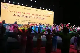 晋城市山西民歌广场舞展演开始了，全体演员一起舞起来。