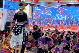 宝宝在台上跳，老师在台下指挥。老师给予孩子们信心和勇气，像灯塔，照亮她们成长的路#恩施 #六一儿童节 #舞蹈 #美女 #幼儿园 #老师 视频封面