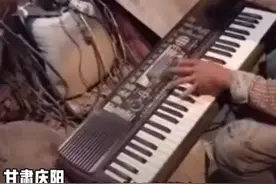拾荒老人随手这一弹，谁还不曾是《花儿与少年》。视频封面