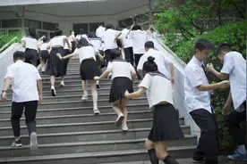 毕业典礼那天，男孩对女孩说抱一下吧，女孩半开玩笑的说才不要