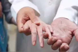 陶勇医生再遇为他挡刀患者家属，两只伤痕累累的手紧握在一起！视频封面