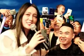 唐艺在江西武功山现场粉丝互动，气场强大。#唐艺大舞台 视频封面