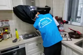为什么要定期清洗油烟机： 答：油烟机长时使用油污粘住电机转轴视频封面
