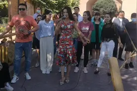 喀什市  香妃园景区美女在古城抖音直播视频封面