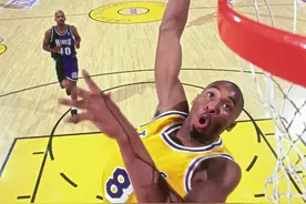 【科比参加NBA选秀26周年】1996年的今天，科比在选秀大会上于首轮第13顺位被夏洛特黄蜂队选中并被交易至洛杉矶湖人队，整个职业生涯都效力于湖人队。新秀赛季，科比代表湖人出战71场常规赛的比赛，场均15.5分钟的出场时间里可以得到7.6分1.9篮板1.3助攻；季后赛阶段，科比全勤出战9场比赛，场均出场14.8分钟贡献8.2分1.2篮板1.2助攻。科比在新秀赛季不仅成为当时常规赛最年轻的出场球员和季后赛最年轻首发球员，还拿下了1997年扣篮大赛冠军。一起来欣赏科比新秀赛季十佳球，也来聊聊你对96黄金一代的深刻记忆吧～#nba历史上的今天 视频封面