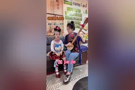 传承民族文化从宝宝抓起，侗族有自己的语言，却没有自己的文字，侗歌传承靠的是口口相传。#世界非物质文化遗产#民族特色民族文化 @抖音短视频