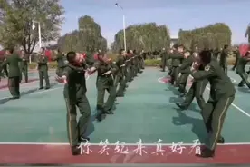 兵哥哥版《笑起来真好看》，跳得好棒哦！（视频来源：@人民武警）