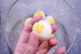 吃荔枝的时间又要到了，今天试一个荔枝的神仙吃法，荔枝酸奶冻！视频封面