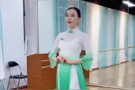 旗袍步态的基础步态教学，肩稳重心稳，回眸注重眼神#旗袍美人