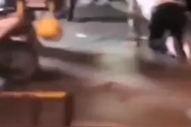 合肥街头男子套绳被女子牵着走，巡逻民警上前查看情况，喊男子起身，直到女子放话，男子才站起来。视频封面