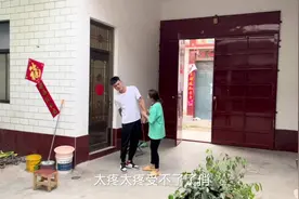 黑俏把纸上弄辣椒面，大个用了之后坐立不安，吵着要去医院