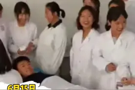 帅气男同学当模特     女医学生惊呼： 他有八块腹肌！  #医学课上男同学充当医学模特  #模特  #医学生视频封面