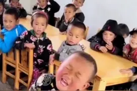 “明明那道光她要嫁给俺”？小帅哥唱的啥？我好像听懂了，又好像没懂，谁能给翻译下？（来源:我是土豆12345）