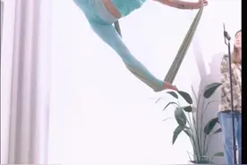 空中瑜伽二级一字马，用脚和髋走路带动吊床，劈叉怎么转髋的技巧你学会了吗？评论区留言告诉我吧！#空中瑜伽 #空中瑜伽教学 #vicky空中瑜伽 视频封面