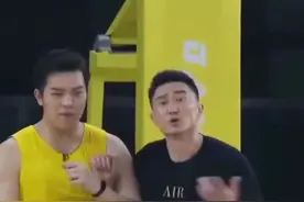 杜峰指导教你在面对大体重球员时，如何去防守。你学会了吗🤔🤔🤔#新赛季看我的 @路人王篮球视频封面