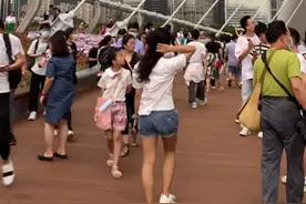 广州一秒白天变黑夜，乌云密布，大暴雨来袭，黑云压城，犹如科幻大片，市民朋友们看了，惊呆了，太震撼 了视频封面