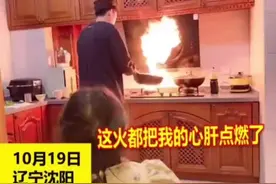爸爸在厨房做饭，女儿高情商话语，网友：与厨神就差个女儿 #人类幼崽到底有多可爱 #高情商 视频封面