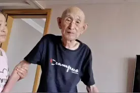 97岁老爸看望51岁生病的女儿。只要父母在，永远是孩子❤️@抖音短视频 #杭州之声 #泪目 #父母视频封面