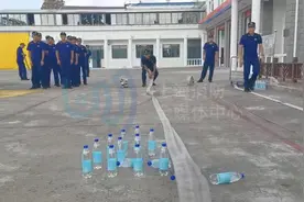 经典游戏-水袋保龄球#蓝朋友 #消防队的欢乐时光 （崇明）视频封面