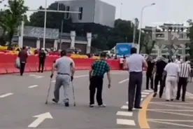 在去吊唁袁隆平院士的路上，三个背影让人为之动容。