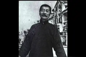 鲁迅写起情书来是真的肉麻。  鲁迅和许广平，原本是纯洁的师生关系，不仅相差了10cm的个头（鲁迅：160cm 许广平：170cm），还相差了17岁的鸿沟（鲁迅认识许广平的时候，44岁），按理说俩人怎么都走不到一起呀？结果竟因为写信互撩，凑成了一对。  从1925年到1927年1月，俩人正式承认关系，总共互撩了135次，写信内容也从人生话题，聊到鸡毛蒜皮（一开始的通信无关风月），而且还给喜欢的人取昵称，甜到齁鼻。刚开始鲁迅给心上人许广平，写信的时候，直接叫她“小鬼”，后来许广平因为参加革命，被人骂作害群之马，鲁迅又爱意满满的叫她“害马”，“Dear HM”，再到后来感情升温，许广平叫鲁迅“小白象”，鲁迅又叫她“乖姑”“小刺猬”  “我寄给你的信，总要送往邮局，不喜欢放在街边的绿色邮筒里，我总疑心那里会慢一点。”#鲁迅