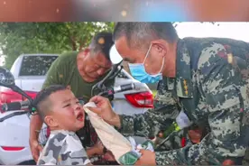 部队营门前发生车祸，兵哥火速救援，这反应值得一赞！（刘义成、贺辉）视频封面