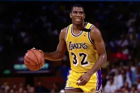 #nba历史上的今天 【里程碑时刻：“魔术师”约翰逊退役】1996年的今天，有魔术师之称的传奇球员埃尔文-约翰逊宣布退役。“魔术师”约翰逊在1979年NBA选秀中以状元秀的身份被洛杉矶湖人队选中，职业生涯全部效力于湖人队。魔术师职业生涯5夺总冠军，3次当选常规赛最有价值球员（MVP），3次当选NBA总决赛最有价值球员（FMVP），12次入选NBA全明星阵容。一起来回顾魔术师的传奇生涯，你知道NBA历史助攻榜第一人是哪位球员吗？视频封面