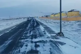 青藏线五道梁，五道梁位于被人们称为“生命禁区”的青藏高原和西部高山地区，一般高原反应会在五道梁处非常显现，因海拔和地势，空气不流畅，又因这一带土壤含汞量较高，植被较少，造成空气中含氧量很低，被认为是青藏线上最难的地段，很容易发生高原反应。通常认为如果能安全度过五道梁，唐古拉山口问题就不大了#最美的风景在路上 #冰天雪地任我行 #带你看雪景 #最美公路风景 #旅行推荐官 视频封面