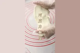 实用的巧克力糖皮来啦！可以用来做蛋糕装饰，糖牌蛋糕！#烘焙培训 #蛋糕培训 @抖音短视频