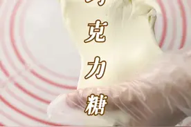实用的巧克力糖皮来啦！可以用来做蛋糕装饰，糖牌蛋糕！#烘焙培训 #蛋糕培训 @抖音短视频