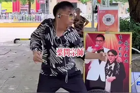 今天中午11点直播间唱这首歌时，一万六千人在线观看 #叶问宗师 #叶问 #经典老歌 #粤语经典 #粤语歌 #怀旧经典 #再忆经典 #经典港片 #经典歌曲 #灵魂歌手 #怀旧 #港风 #真人真唱 #户外唱歌 #唱歌 #路人视角 #舞台无处不在 #怀旧经典 @抖音短视频