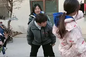 弟弟本想背妹妹跑几圈，由于妹妹跳不上去，弟弟竟然转身背起姐姐起飞，气氛瞬间有些尴尬……😂#家有神兽 #创作灵感 视频封面