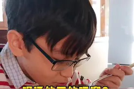 不知道他从哪里看来的，说喝汤吸溜有礼貌#Jude日常 #英语口语 视频封面