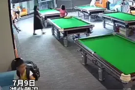 单亲妈妈被欺负，7岁儿子扔下玩具卡片毫不犹豫冲上去保护妈妈❤孩子变成了妈妈的奥特曼#懂事的孩子 视频封面