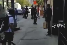 纽约华人餐厅老板员工街头大战黑人混混，店员抄板凳抡棍猛攻视频封面