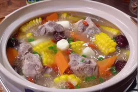 作为一个会煲汤的广东男人， 每周我都会煲两次山药玉米猪骨汤视频封面