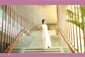 她专注健康二十年、不喧哗、自有声;她自觉承载行业使命、悟其道、践其行;她追梦不寻常的风景、月自华、香自凝！视频封面