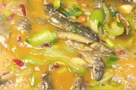 今天分享一道泥鳅烧丝瓜，连汤都要拌几碗米饭#泥鳅 #美食教程 #家常菜 