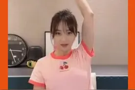 #袁姗姗把健身刻进了DNA 袁姗姗健身属性拉满了！这样的飒女子有谁不喜欢呢？这次的居家健身有手就行，大家一起动起来吧！ #美丽俏佳人 #夏日爱美丽 