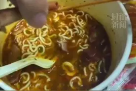 男子啃速食鸭腿发现骨头用木棍拼接，厂家回应：鸭骨易断，做出来好看视频封面