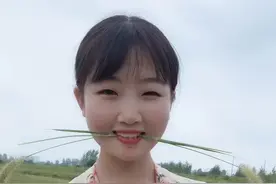 用狗尾巴草给大家变个双眼皮吧哈哈太好玩啦😂@抖音小助手视频封面