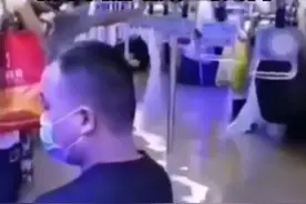 7月20日河南郑州连降暴雨，积水倒灌地铁2号线内，地铁站洪水泛滥。#暴雨 #郑州暴雨 